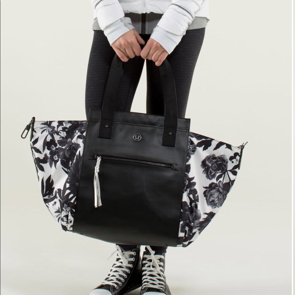 Lululemon carry me om tote in brisk bloom